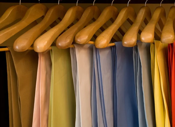 Kleurrijke broek houten kleerhangers — Stockfoto