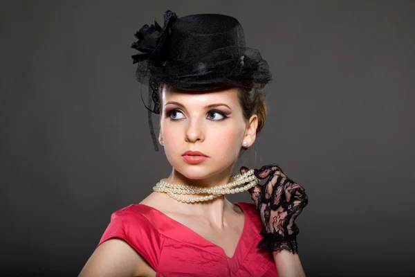 Porträt einer Dame mit Hut, Perlen und Spitzenhandschuhen — Stockfoto