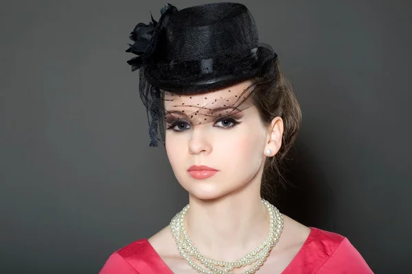 Retrato de uma senhora de chapéu com contas — Fotografia de Stock