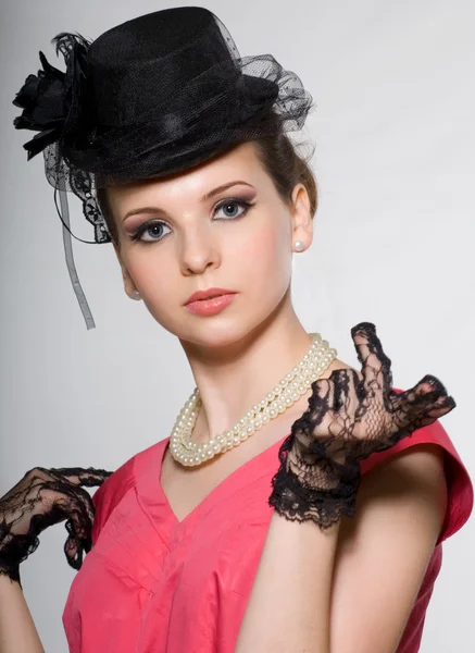 Portret van een dame in een hoed met kralen — Stockfoto