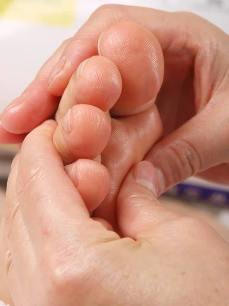 Kvindelige hænder giver zone terapi - Stock-foto