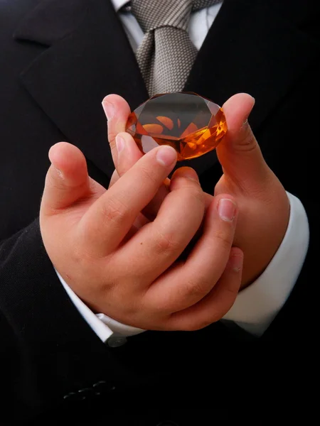 Uomo in possesso di un cristallo — Foto Stock