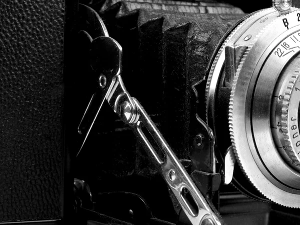 Oldtimer-Kamera. schwarze Farbe. Nahaufnahme. nur ein Teil zeigt lizenzfreie Stockfotos