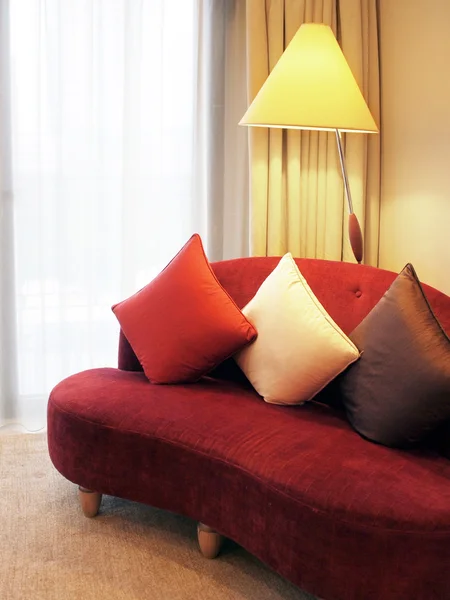 Κόκκινο καναπέ στο καθιστικό — Φωτογραφία Αρχείου
