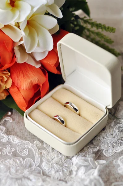Свадебный букет и свадебные кольца — стоковое фото
