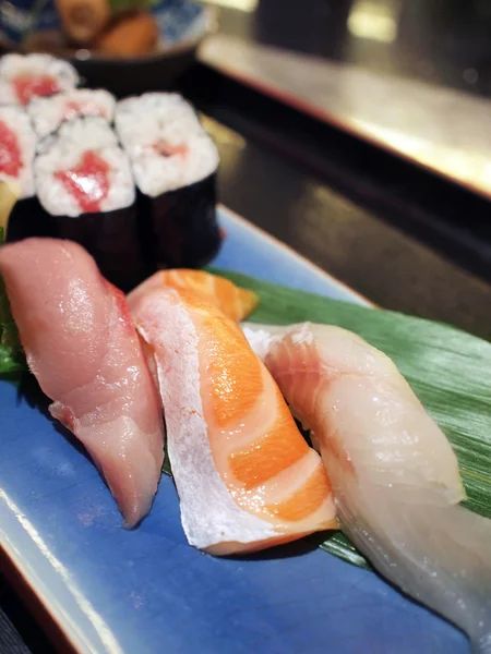 Bandeja de sushi surtido — Foto de Stock