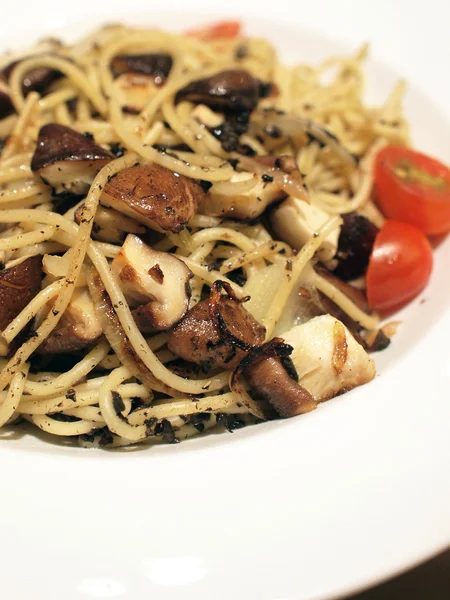 Spaghetti met truffels en paddestoelen — Stockfoto