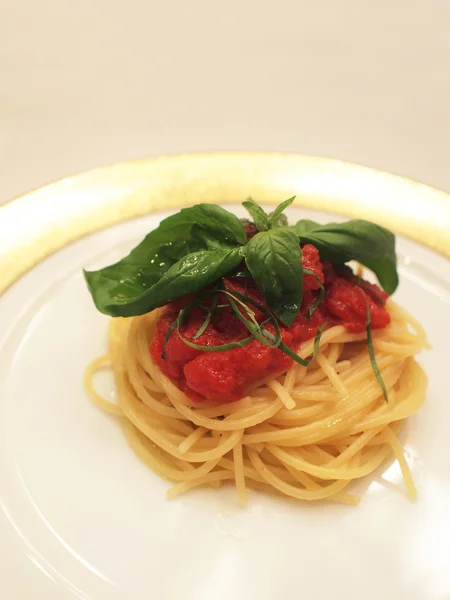 Spagetti med tomat og basilikum – stockfoto