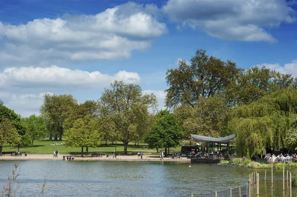 Озеро Серпентайн в Гайд-парке Лондона — стоковое фото