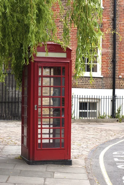 Традиційна червона телефонна коробка — стокове фото