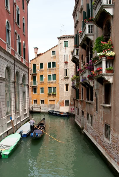 Canal de Venecia con góndola —  Fotos de Stock