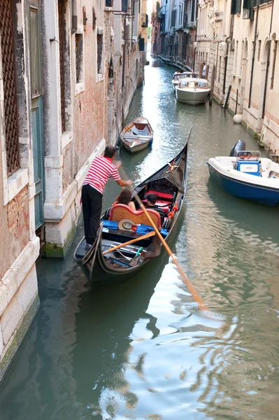 Κανάλι της Βενετίας με γόνδολα — Φωτογραφία Αρχείου