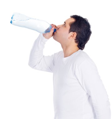 Genç adam su içiyor.