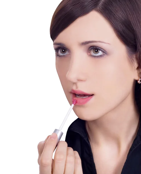 Frau trägt Lippenstift auf — Stockfoto