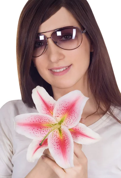 Женщина в солнечных очках с Лили — стоковое фото