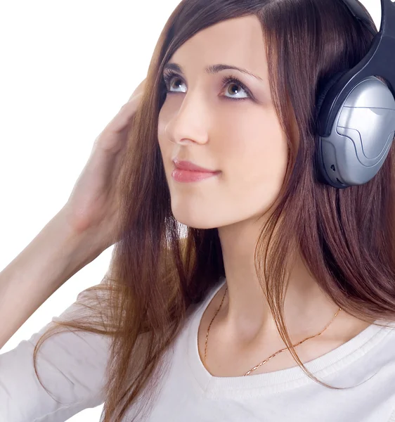 Ung kvinna i hörlurar lyssna musik — Stockfoto