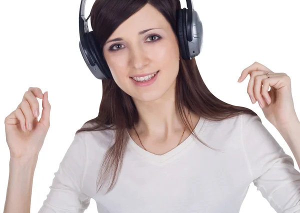 Mujer joven en auriculares escuchando música — Foto de Stock
