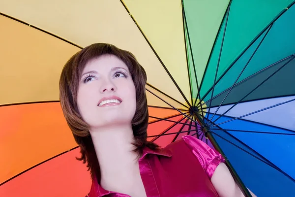 Дама стоїть з кольоровою парасолькою — стокове фото