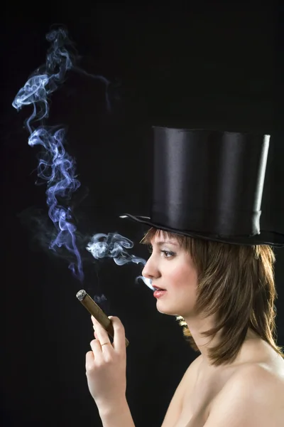 Bakgrundsbelysning bild av topless brunett rökning — Stockfoto