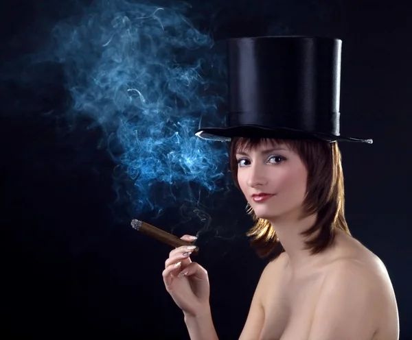토플 리스 brunettel 흡연 시가 — 스톡 사진