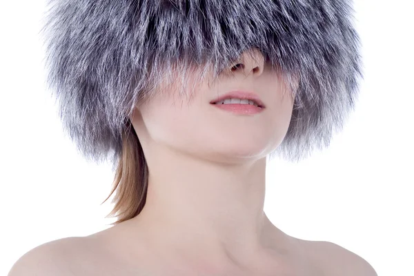 Portrait de fille en bonnet de fourrure d'hiver — Photo