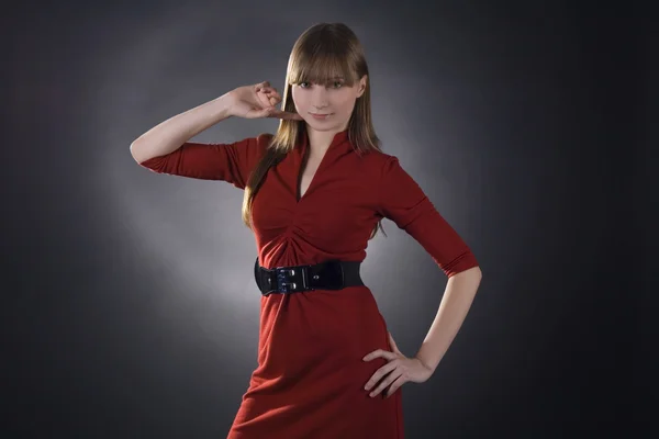 Atemberaubende Frau im roten Kleid — Stockfoto