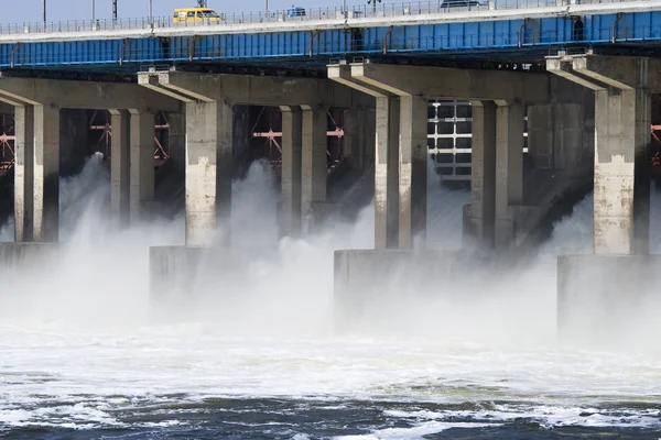 Вода на гидроэлектростанции — стоковое фото