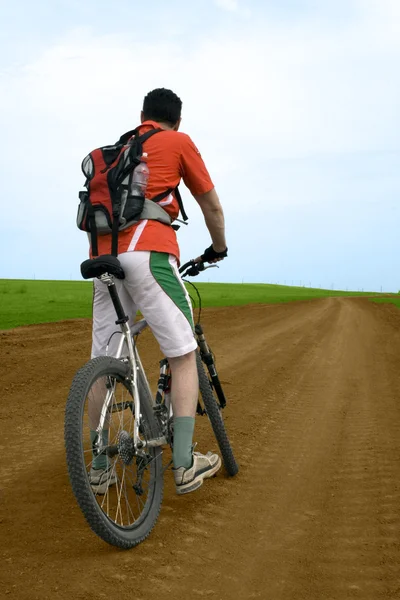 Corrida de bicicleta de montanha na estrada terrestre — Fotografia de Stock