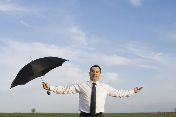 傘を持って立っている実業家 — ストック写真