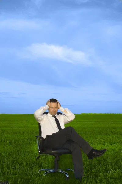 Deprimir empresário sentado na cadeira — Fotografia de Stock