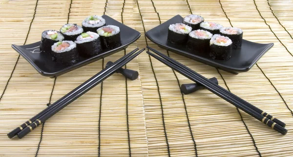 Sushi na bambusové podložce — Stock fotografie