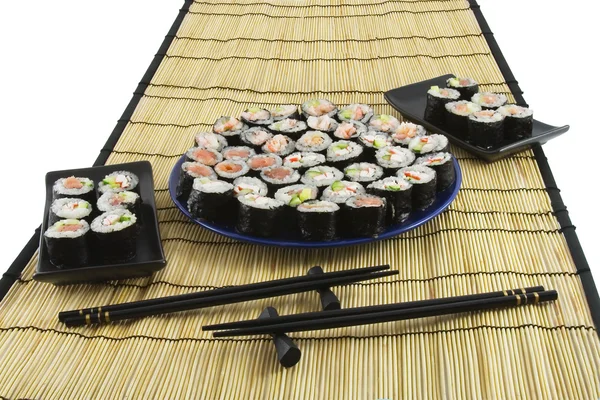 Sushi em uma esteira de bambu — Fotografia de Stock