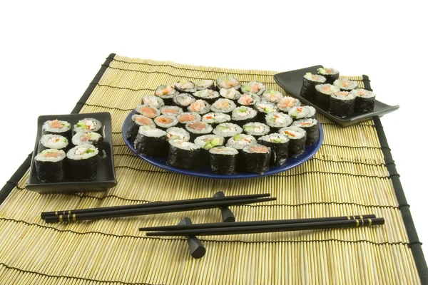 Sushi su un tappetino di bambù — Foto Stock