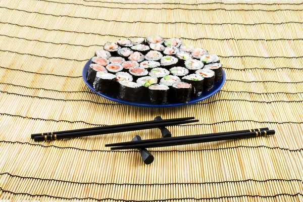 Sushi em uma esteira de bambu — Fotografia de Stock