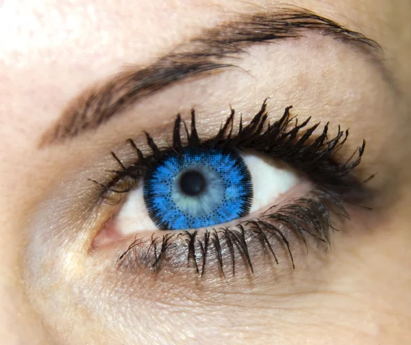 Голубой женский глаз — стоковое фото