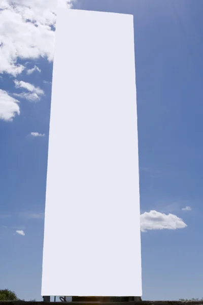 Большой рекламный щит над небом — стоковое фото