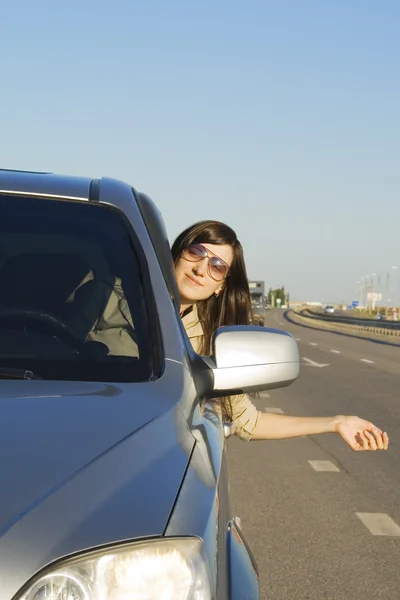 Glücklich junge Brünette fahren silbernes Auto — Stockfoto