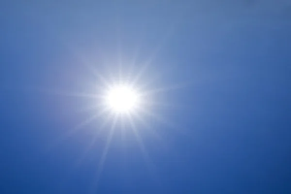 Heta solen över djupblå himmel — Stockfoto