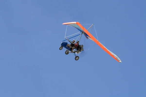 Экстремальный полет на дельтаплане в голубом небе — стоковое фото