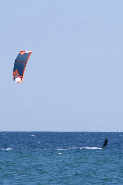 Kiteboarder 享受在海上冲浪 — 图库照片