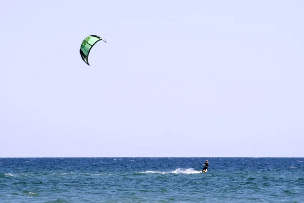 Kiteboarder genießen das Surfen im Meer — Stockfoto