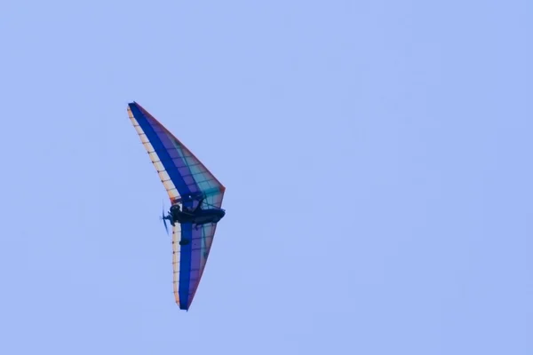 Экстремальный полет на дельтаплане — стоковое фото