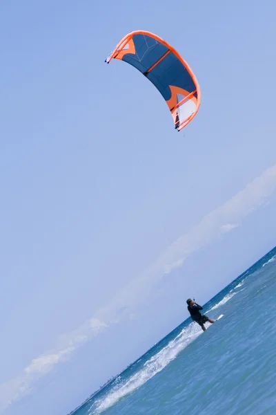 Kiteboarder 享受在海上冲浪 — 图库照片