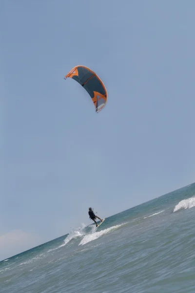 Kiteboarder liker å surfe – stockfoto