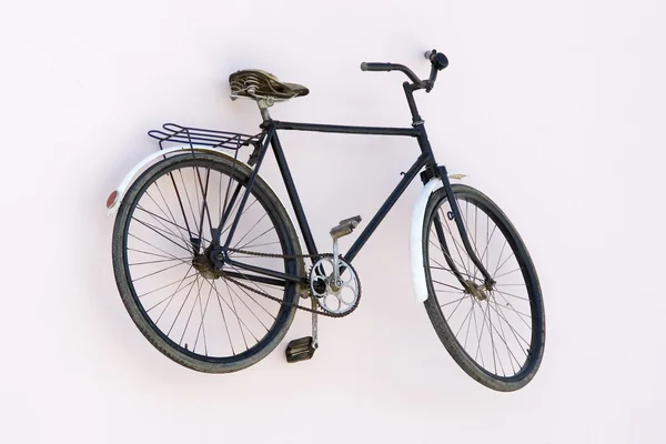 Один старий іржавий велосипед — стокове фото