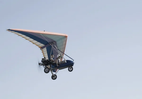 Экстремальный полет на дельтаплане в голубом небе — стоковое фото
