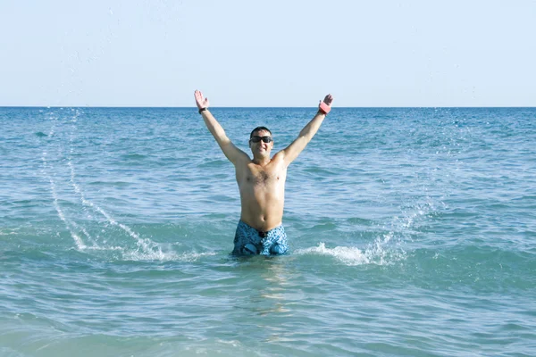 Hombre saltando del mar — Foto de Stock