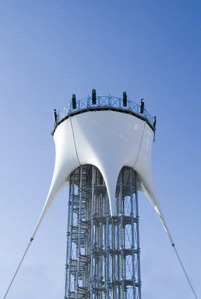 Torre alta futurista de tirar o fôlego — Fotografia de Stock