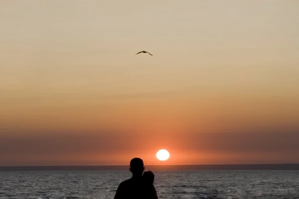 Σιλουέτα άνδρας και γυναίκα και πάλι ηλιοβασίλεμα — Φωτογραφία Αρχείου