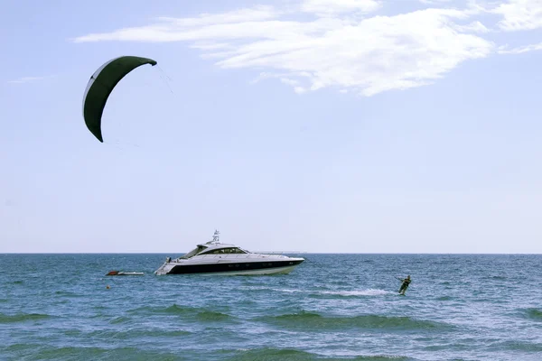 Kite boarder desfrutar de surf — Fotografia de Stock